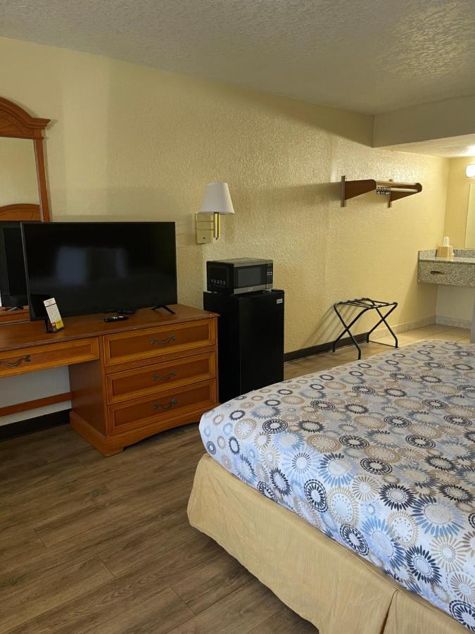 Hole Inn The Wall Hotel - Fort Walton Beach - Sunset Plaza - Nearby Beaches & Hurlburt Buitenkant foto