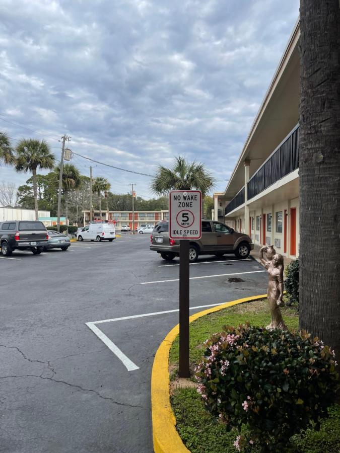 Hole Inn The Wall Hotel - Fort Walton Beach - Sunset Plaza - Nearby Beaches & Hurlburt Buitenkant foto