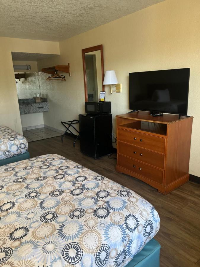 Hole Inn The Wall Hotel - Fort Walton Beach - Sunset Plaza - Nearby Beaches & Hurlburt Buitenkant foto