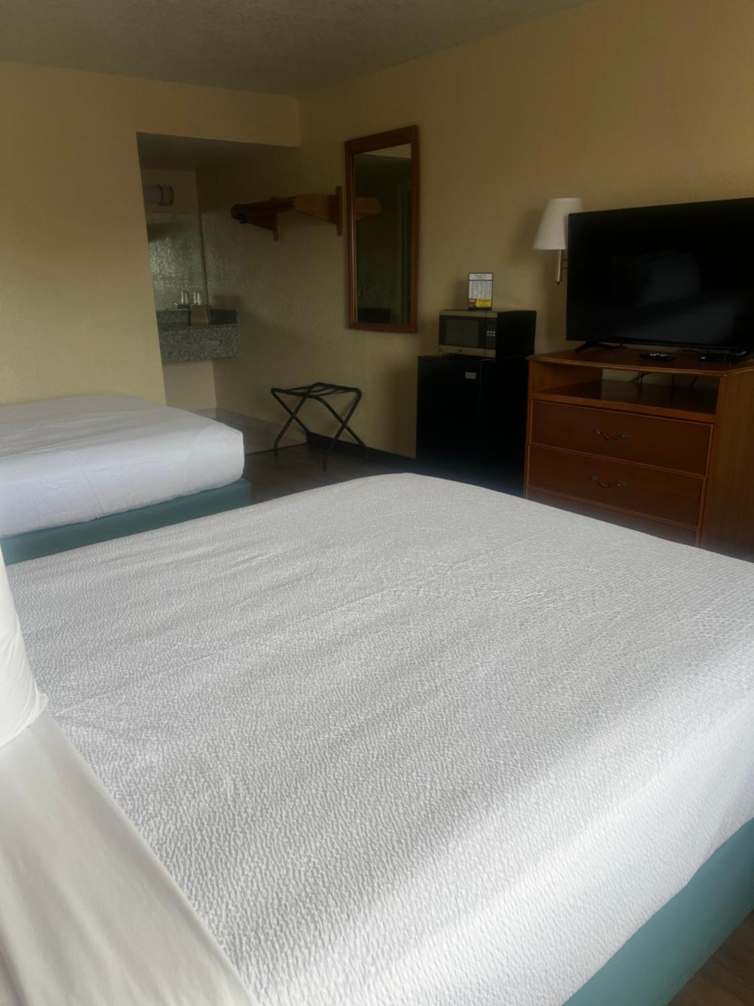 Hole Inn The Wall Hotel - Fort Walton Beach - Sunset Plaza - Nearby Beaches & Hurlburt Buitenkant foto