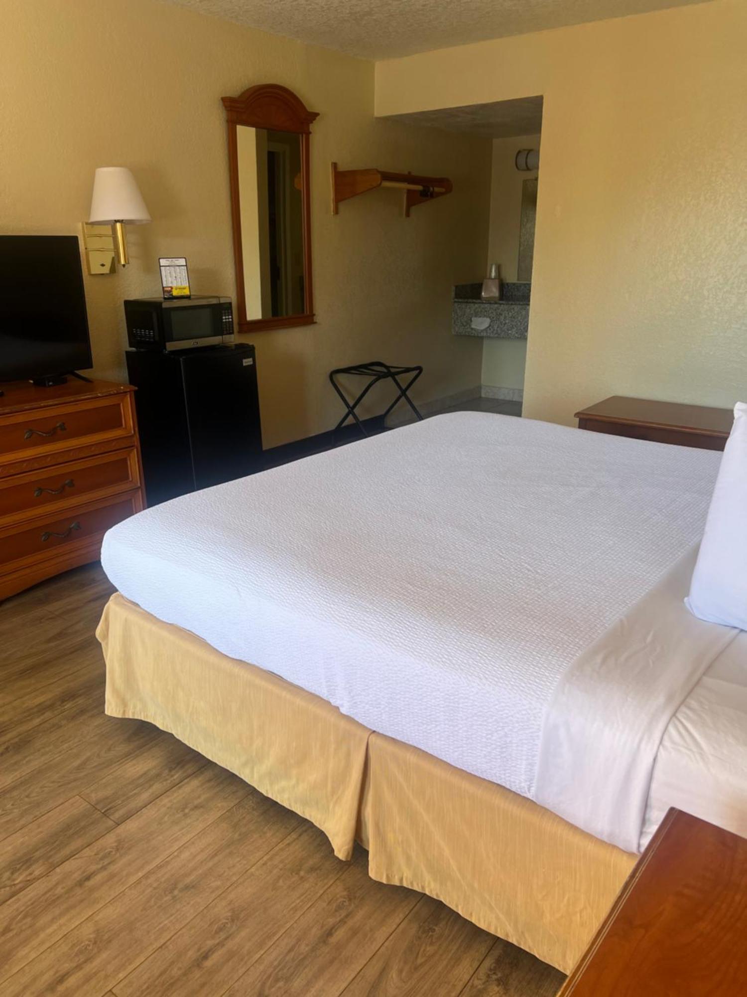 Hole Inn The Wall Hotel - Fort Walton Beach - Sunset Plaza - Nearby Beaches & Hurlburt Buitenkant foto