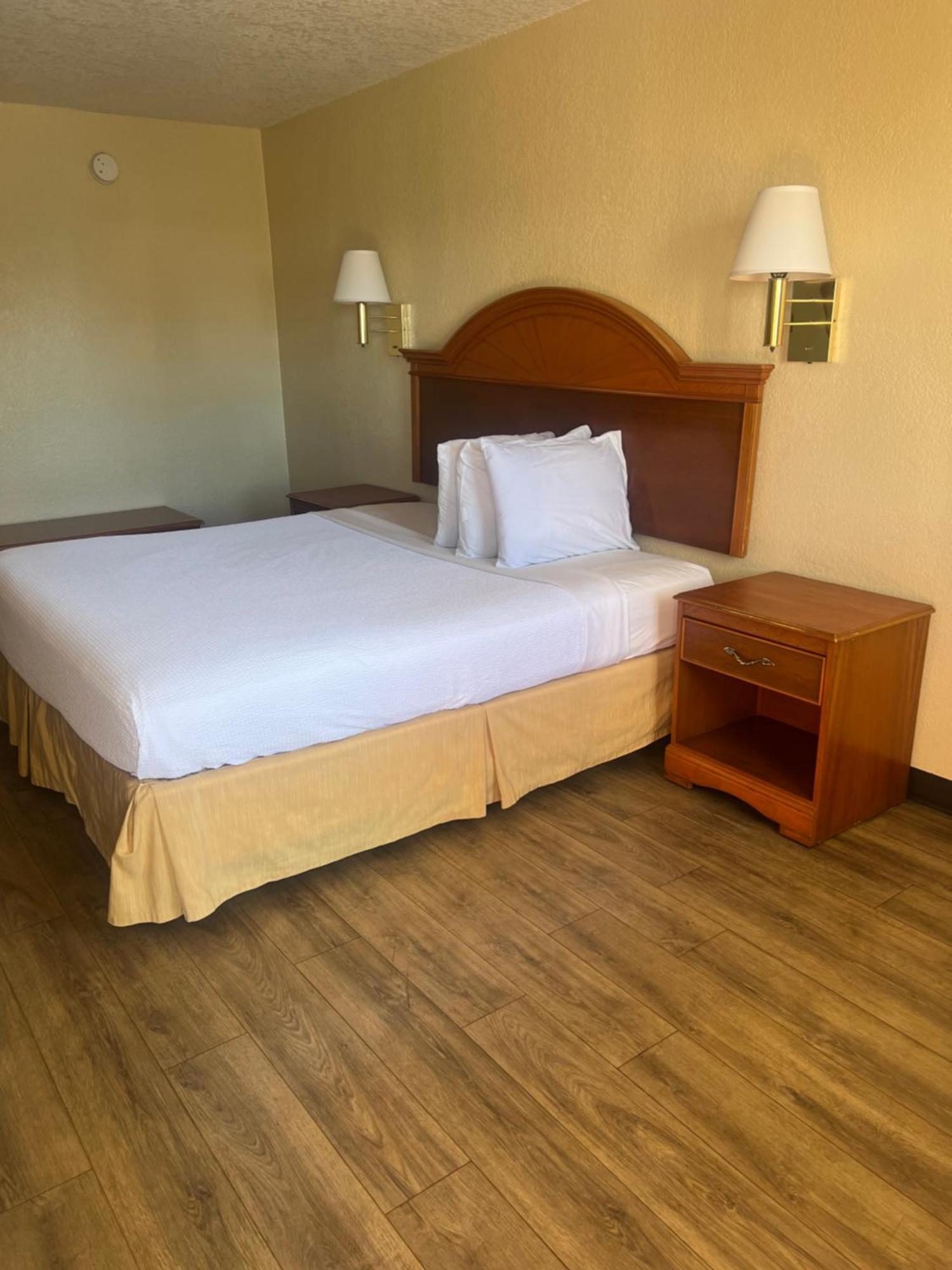 Hole Inn The Wall Hotel - Fort Walton Beach - Sunset Plaza - Nearby Beaches & Hurlburt Buitenkant foto