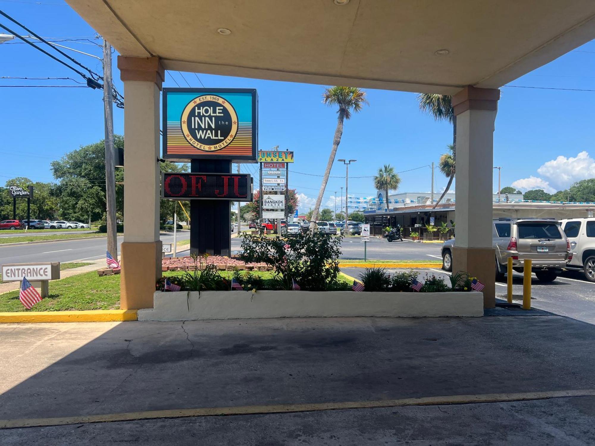 Hole Inn The Wall Hotel - Fort Walton Beach - Sunset Plaza - Nearby Beaches & Hurlburt Buitenkant foto