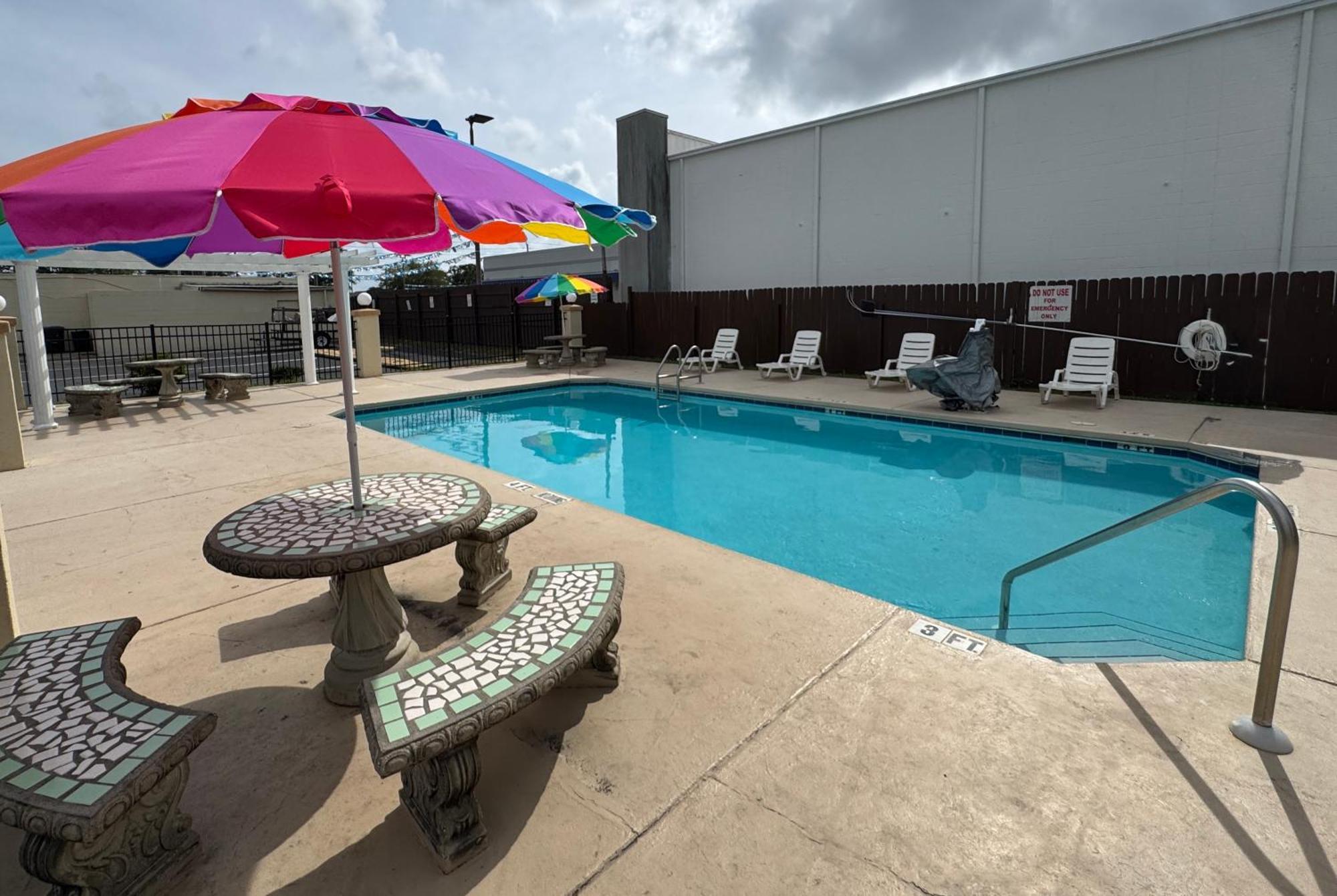 Hole Inn The Wall Hotel - Fort Walton Beach - Sunset Plaza - Nearby Beaches & Hurlburt Buitenkant foto