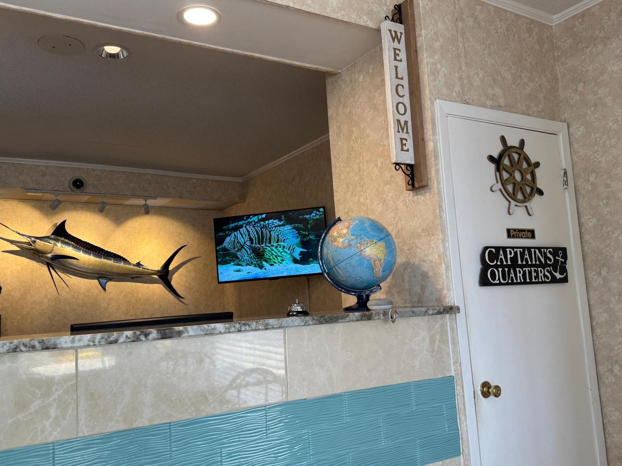 Hole Inn The Wall Hotel - Fort Walton Beach - Sunset Plaza - Nearby Beaches & Hurlburt Buitenkant foto