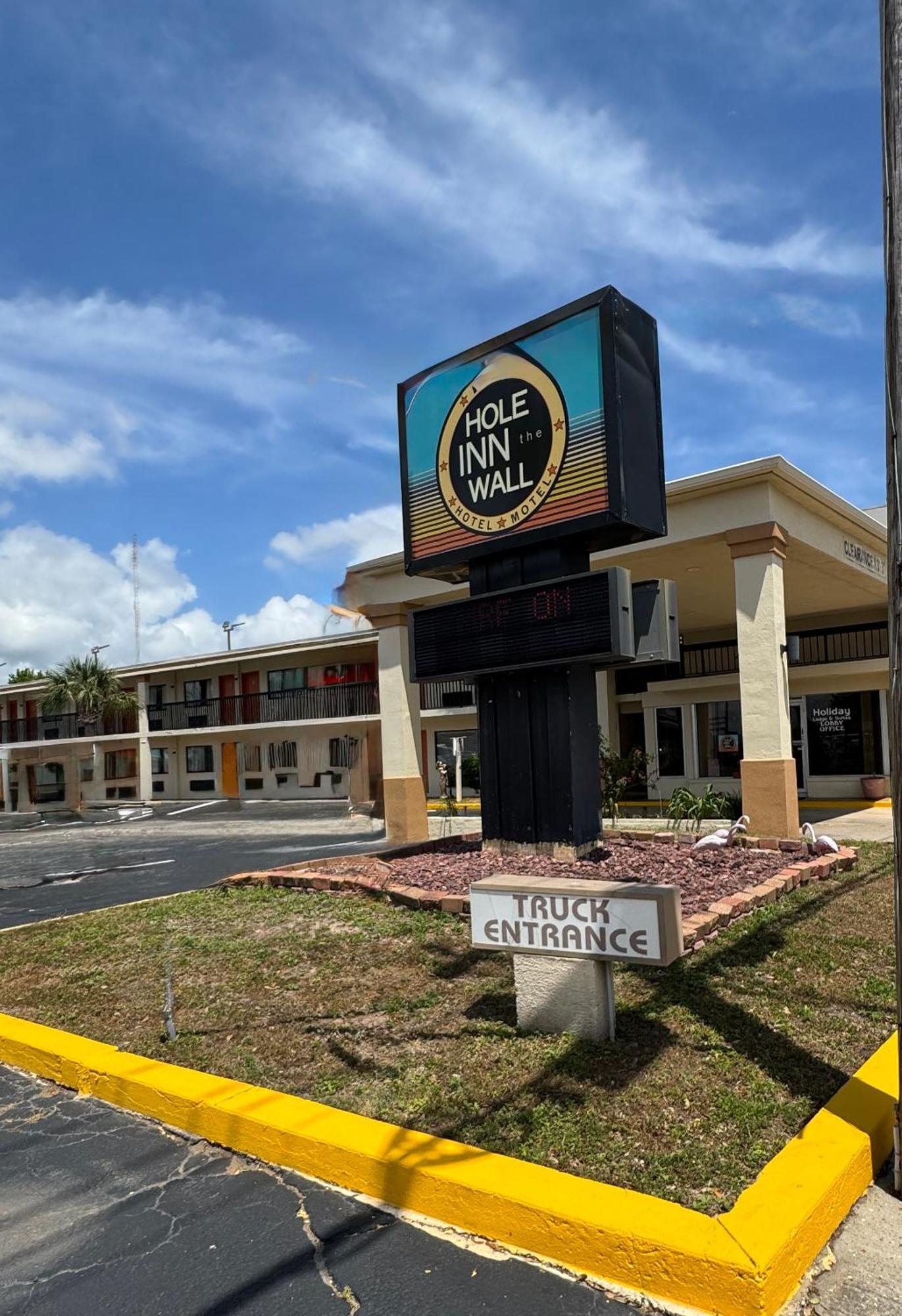 Hole Inn The Wall Hotel - Fort Walton Beach - Sunset Plaza - Nearby Beaches & Hurlburt Buitenkant foto