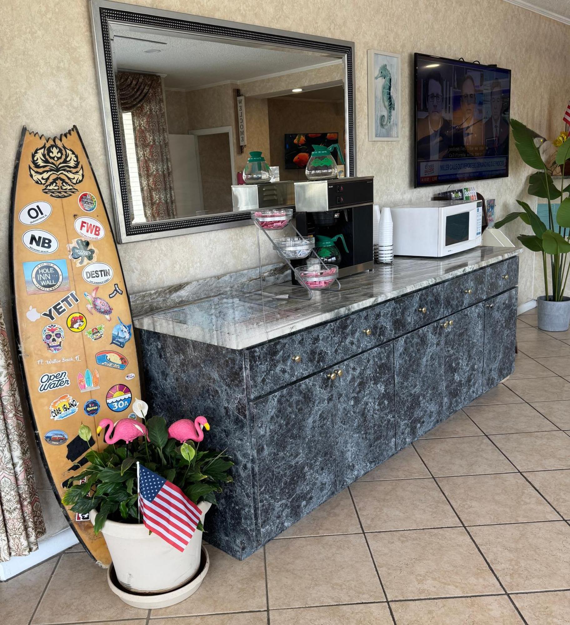 Hole Inn The Wall Hotel - Fort Walton Beach - Sunset Plaza - Nearby Beaches & Hurlburt Buitenkant foto